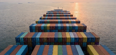 Bloqueio naval dos Estados Unidos no Golfo impõe nova reconfiguração logística ao transporte marítimo