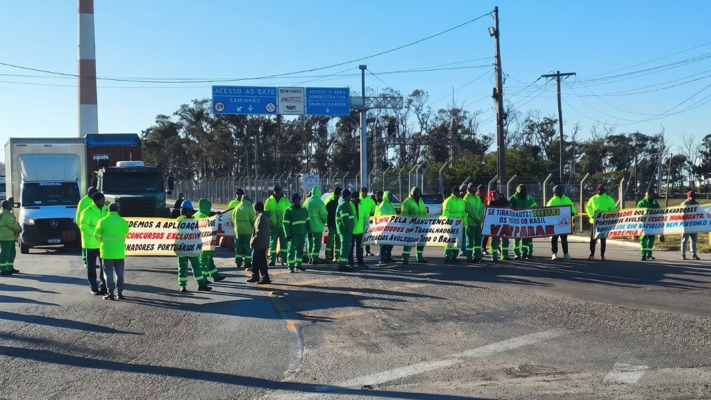 PL 733/2025 provoca paralisação de 12 horas de estivadores em Rio Grande